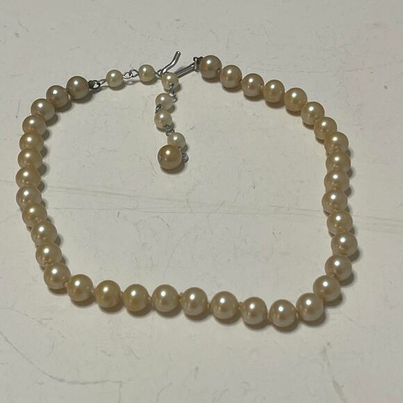 Faux pearl necklace creamy white knotted vintage or vintage look 15" jewelry - Picture 7 of 10